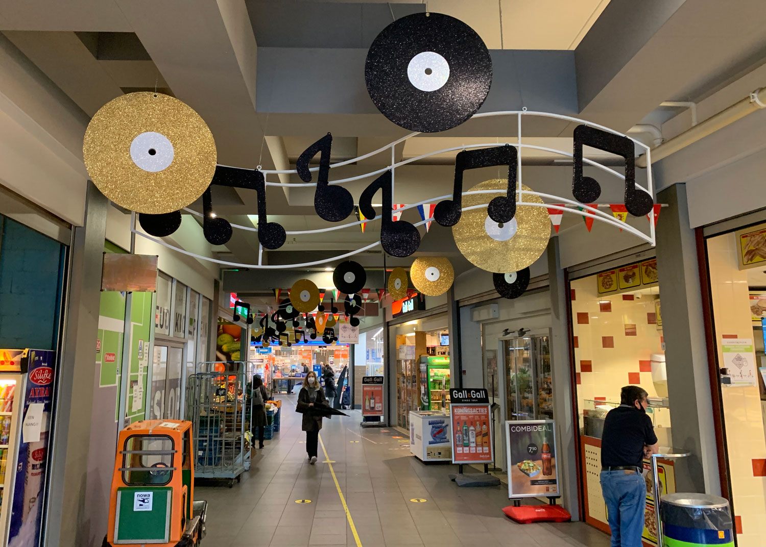 Winkelcentrum met hangende platen en muzieknoten als evenementdecoratie