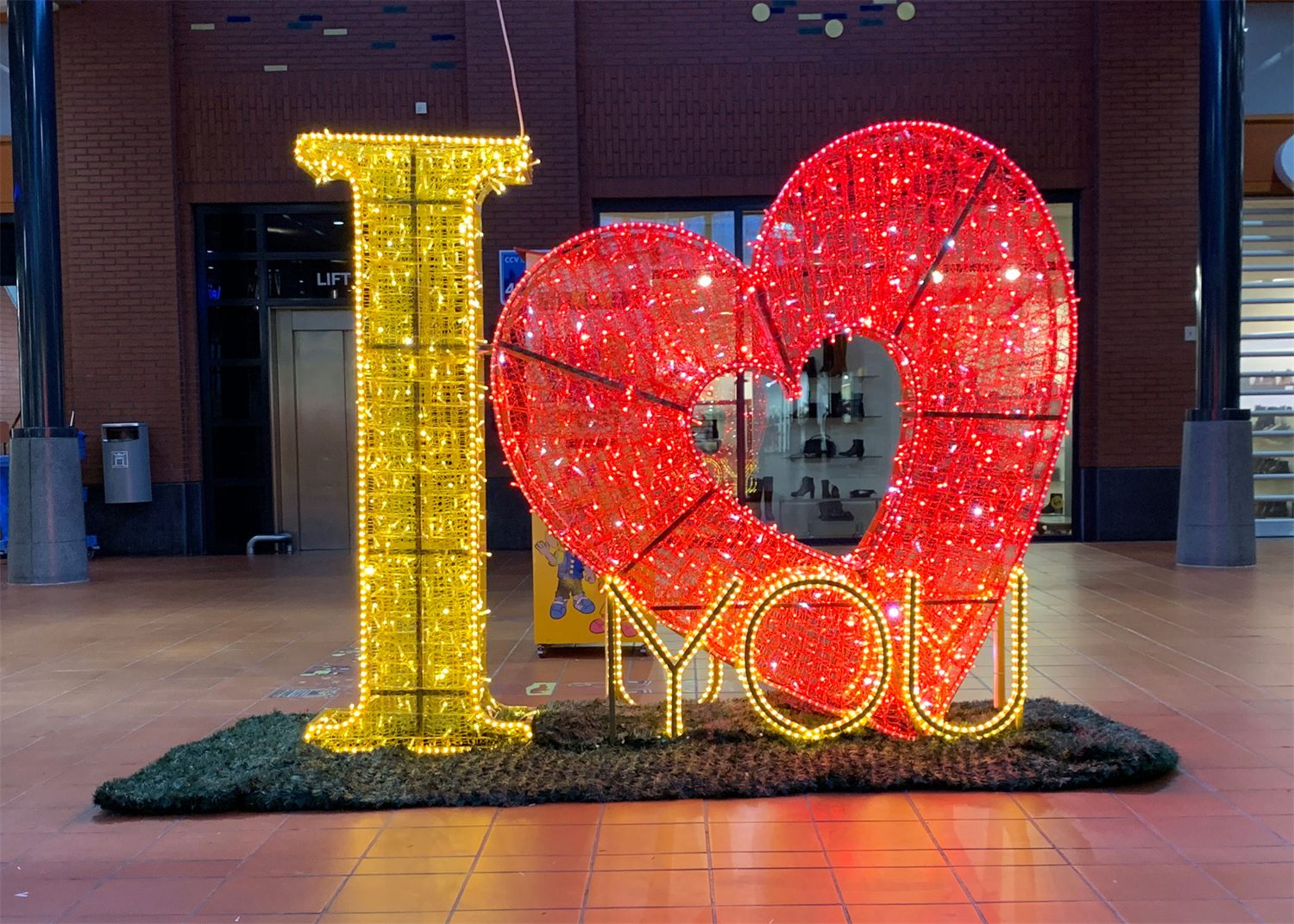 Verlichte letters I love you met een groot rood hart in een winkelcentrum