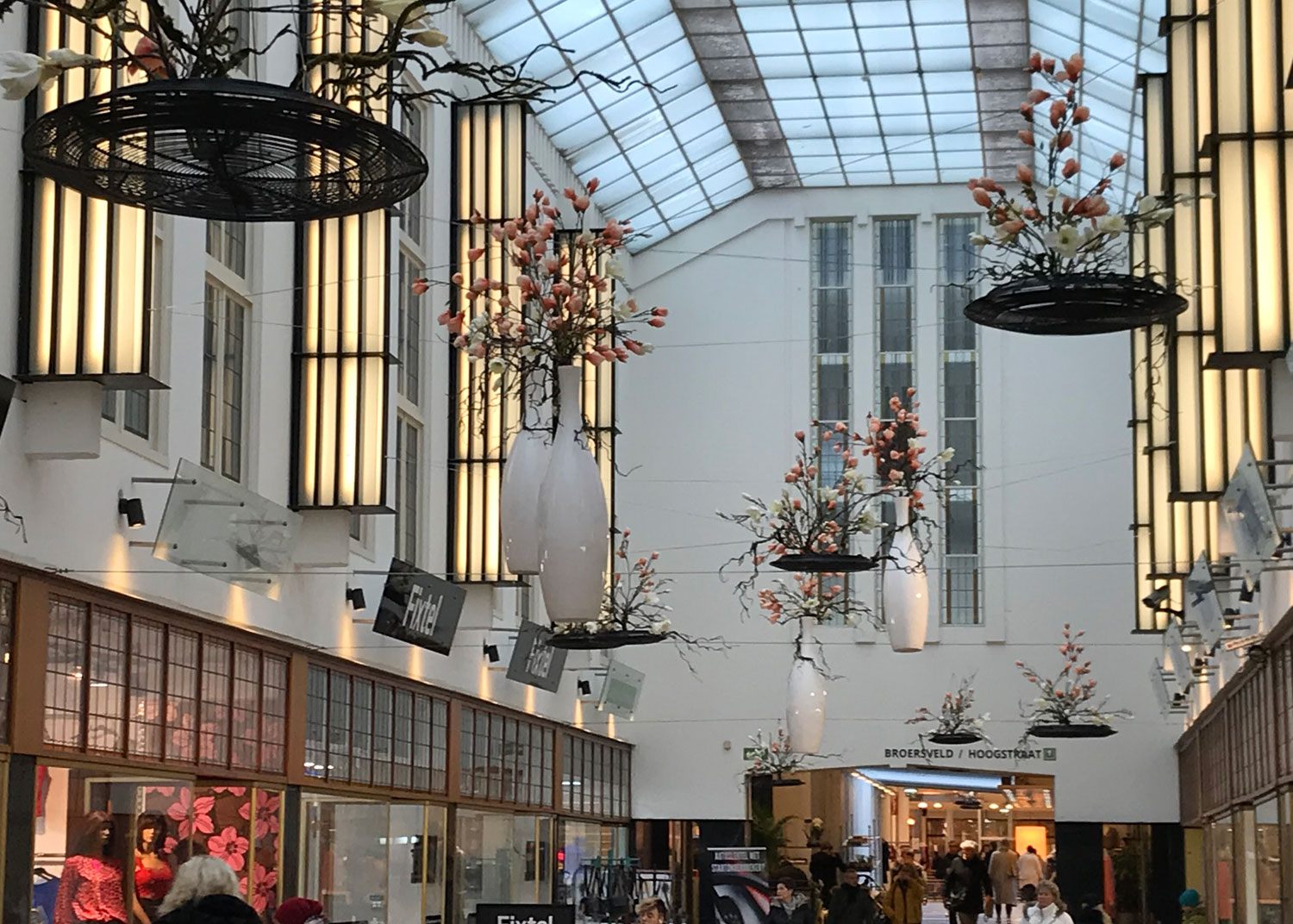 Winkelgalerij met hangende voorjaarsdecoraties met bloesem