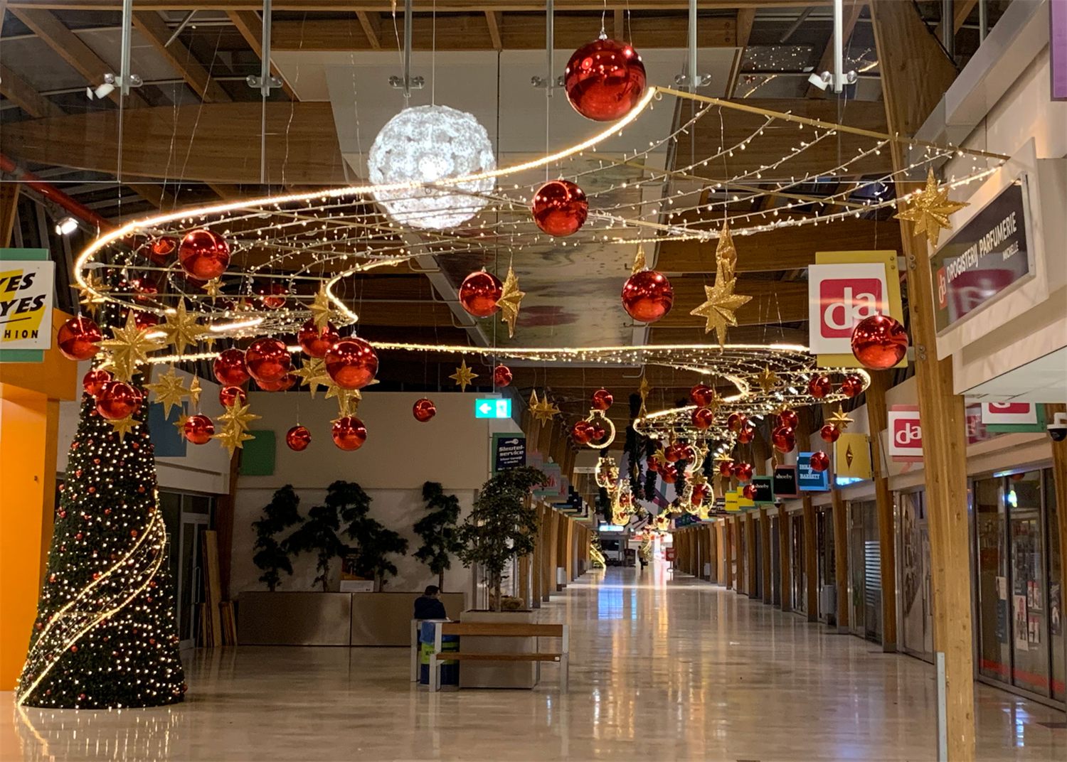 Winkelcentrum met verlichte guirlandes en rode kerstballen